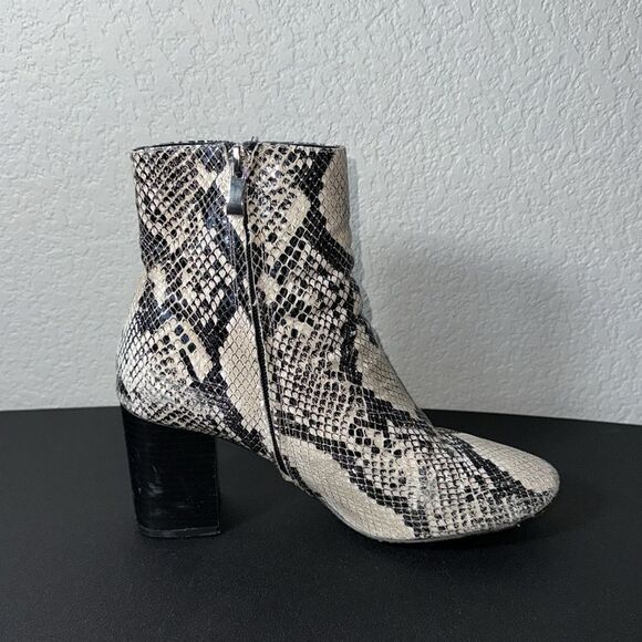 HALOGEN FAUX SNAKE SKIN BOOTIE SIZE 8.5 - Picture 2 of 7
